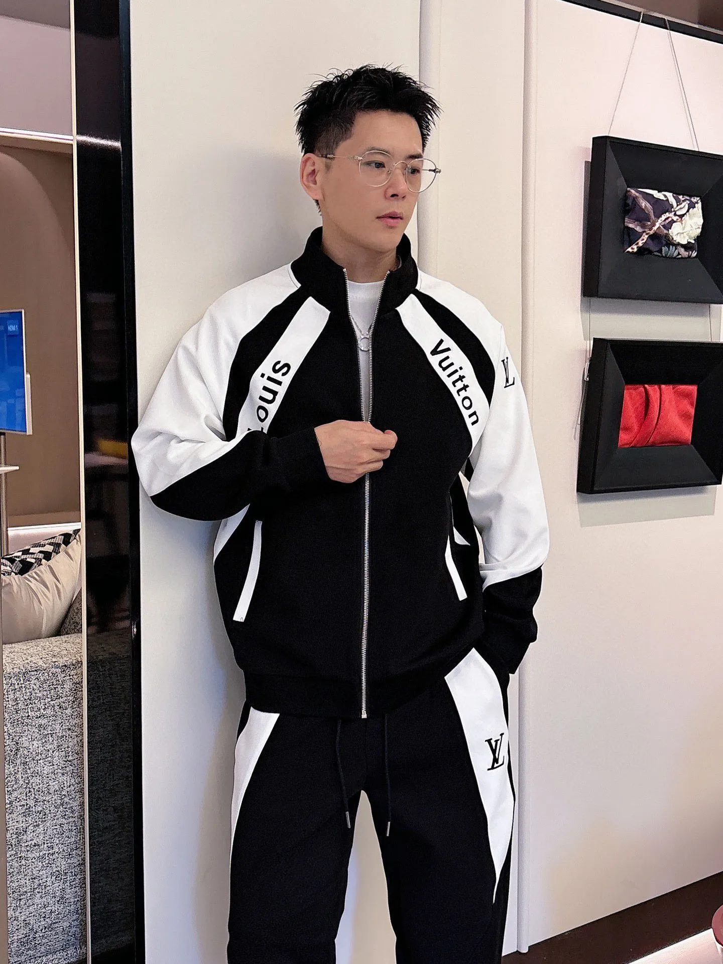 🅿️720 [LV Louis Vuitton] hot-selling suit is coming. Focus on the original version of the official website. 2025 new hot-selling cardigan and sweatshirt suit. The original order is the best. 🇭🇰The meticulous work of top designers. It has a fitting and perfect upper body effect. All-natural high-quality Tencel Roman cotton 100%, close-fitting comfort, noble and elegant! Original hardware embodies elegance and nobility! Counter size: M-3XL (maximum wear up to 190 pounds)